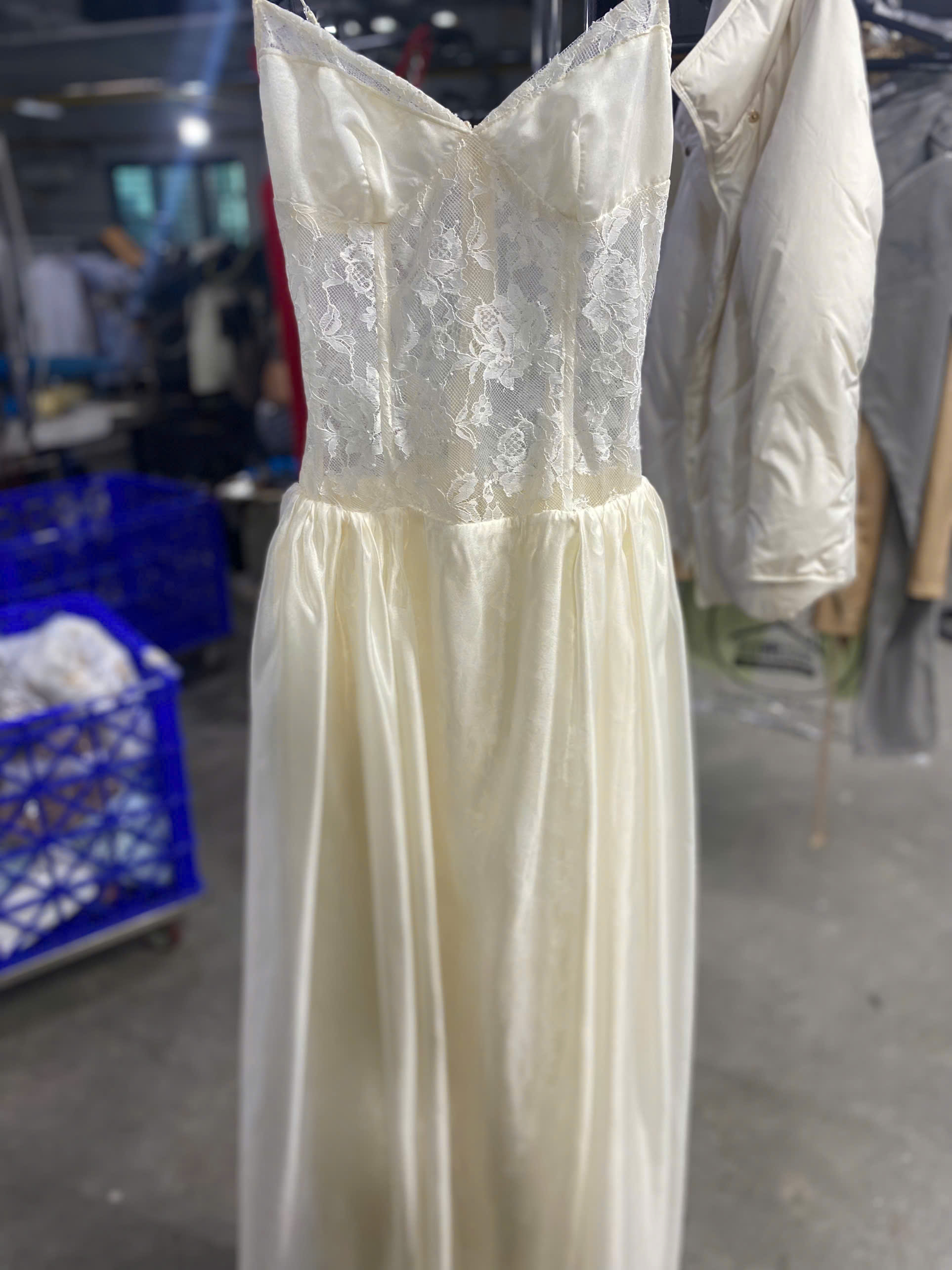 Vải ren rất mỏng manh và dễ bị rách hoặc mất phom dáng nếu không được xử lý cẩn thận. Dưới đây là hướng dẫn giặt đồ ren đúng cách để giữ độ bền . Vải ren rất mỏng manh và dễ bị rách hoặc mất phom dáng nếu không được xử lý cẩn thận. Dưới đây là hướng dẫn giặt đồ ren đúng cách để giữ độ bền .